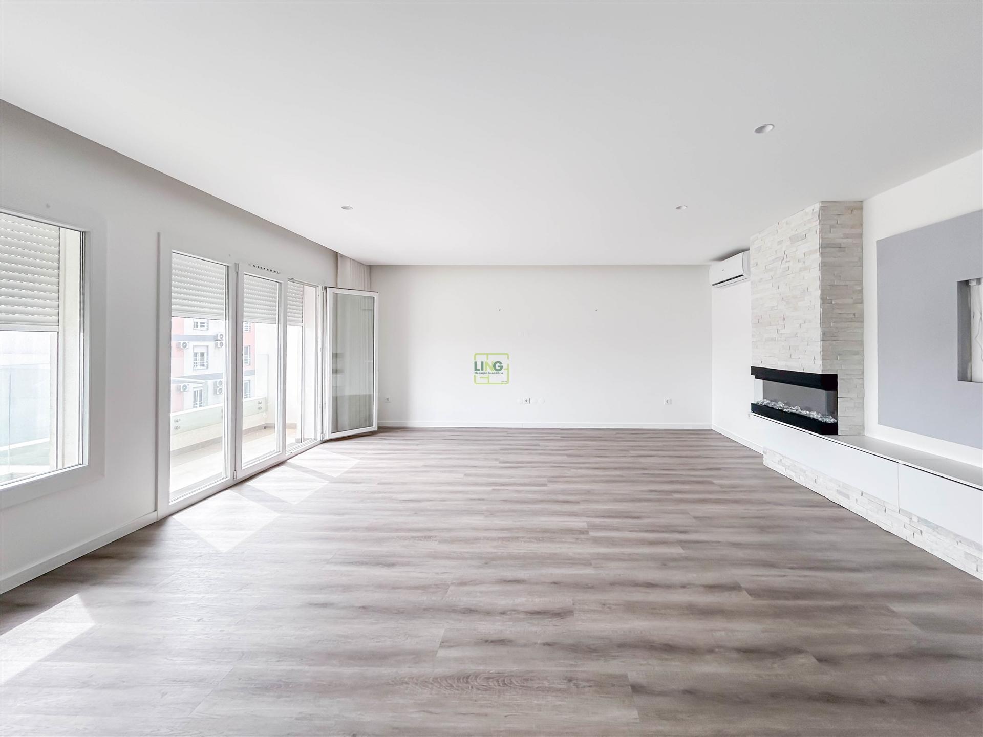 Apartamento T3 Moderno em Condomínio Fechado com Piscina