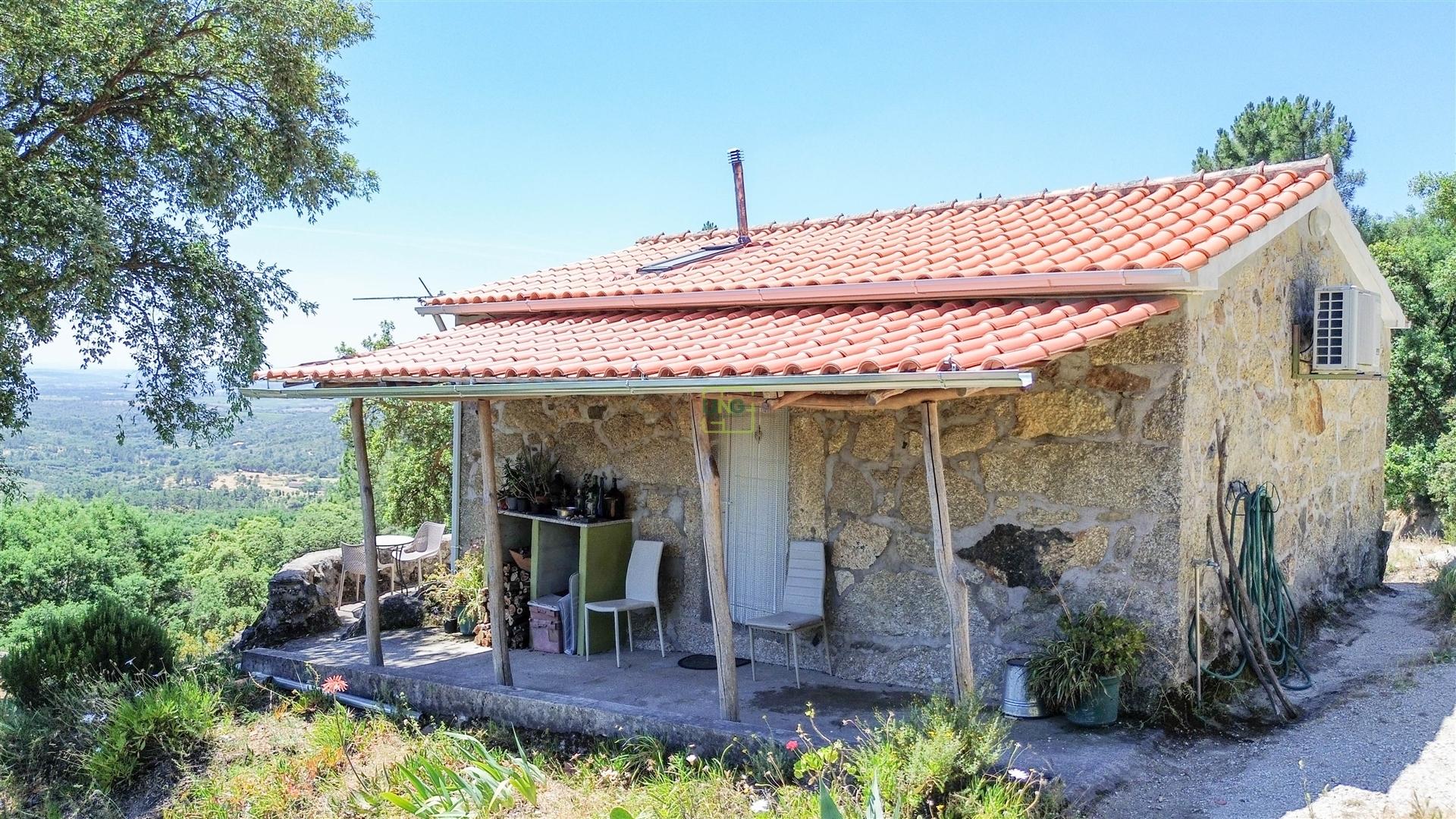 Quinta com 4 hectares, duas habitações licenciadas e elevado potencial tur&
<!DOCTYPE html>
<html lang=