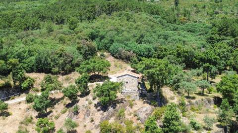 Quinta com 4 hectares, duas habitações licenciadas e elevado potencial turístico – Serra da Gardunha