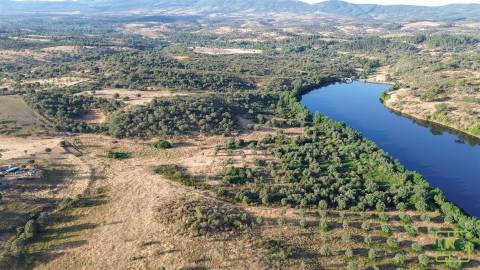 Terreno de 23.000m2 com Poço e Bons Acessos sobre o Rio Bazágueda