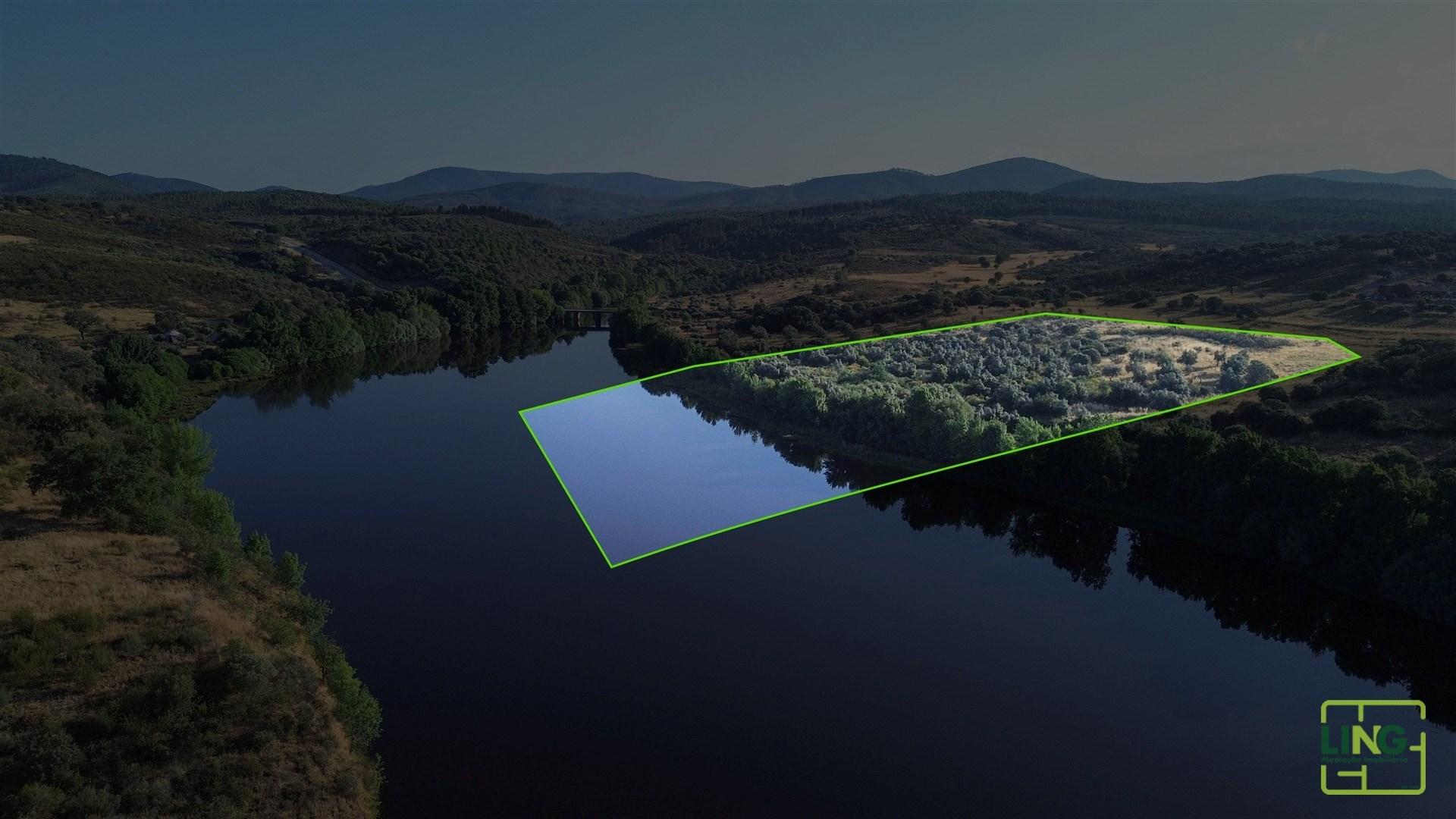 Terreno de 23.000m2 com Poço e Bons Acessos sobre o Rio Bazágueda
