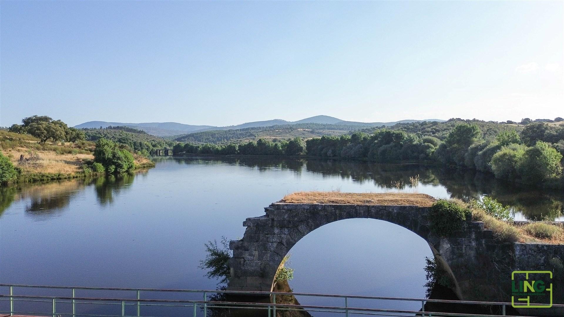 Terreno de 23.000m2 com Poço e Bons Acessos sobre o Rio Bazágueda