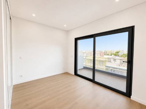 Apartamento T1, Penthouse, com garagem e piscina