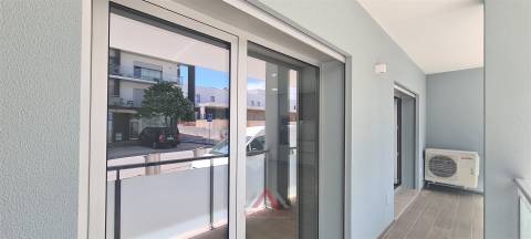 T1 Novo / Totalmente Equipado / Varanda / Garagem