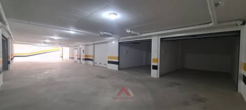 T1 Novo / Totalmente Equipado / Varanda / Garagem