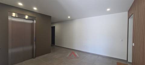 T1 Novo / Totalmente Equipado / Varanda / Garagem