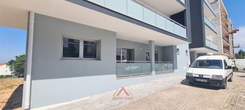 T1 Novo / Totalmente Equipado / Varanda / Garagem