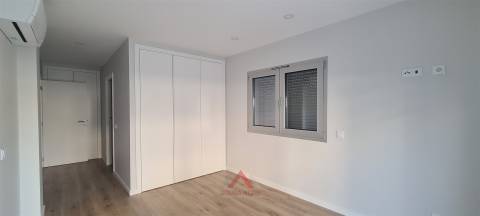 T2 Novo / Totalmente Equipado / Terraço / Garagem