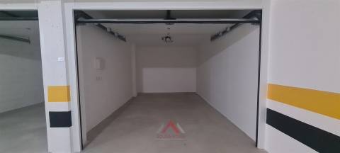 T2 Novo / Totalmente Equipado / Terraço / Garagem
