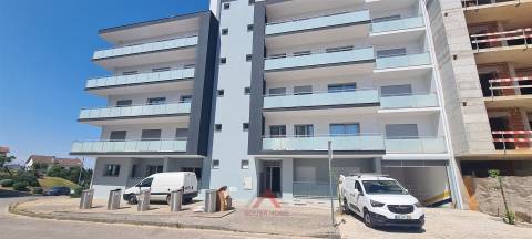 T2 Novo / Totalmente Equipado / Terraço / Garagem