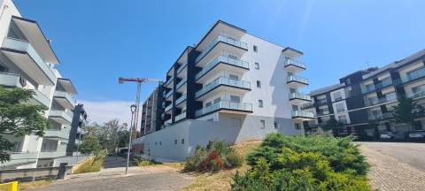 T2 Novo / Totalmente Equipado / Terraço / Garagem