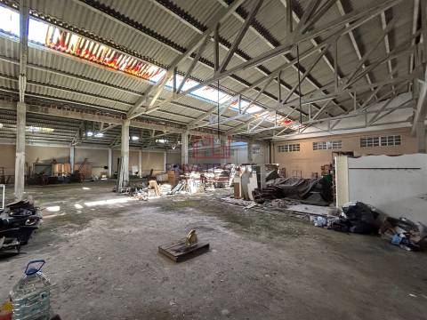 Armazém  junto à Rotunda Norte / Fátima. Bons acessos à A1. Para Industria ou logística.