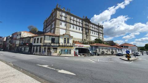 Prédio para restauro, com vistas de rio, no centro de Vila do Conde