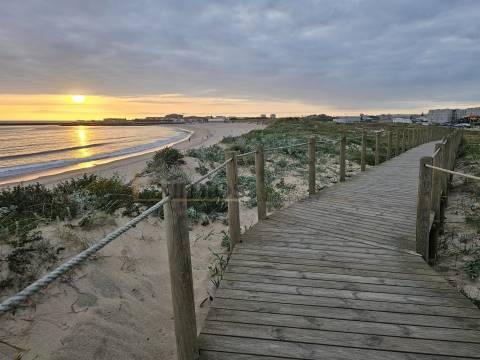Apartamento T2 em primeira linha de praia, em Vila do Conde
