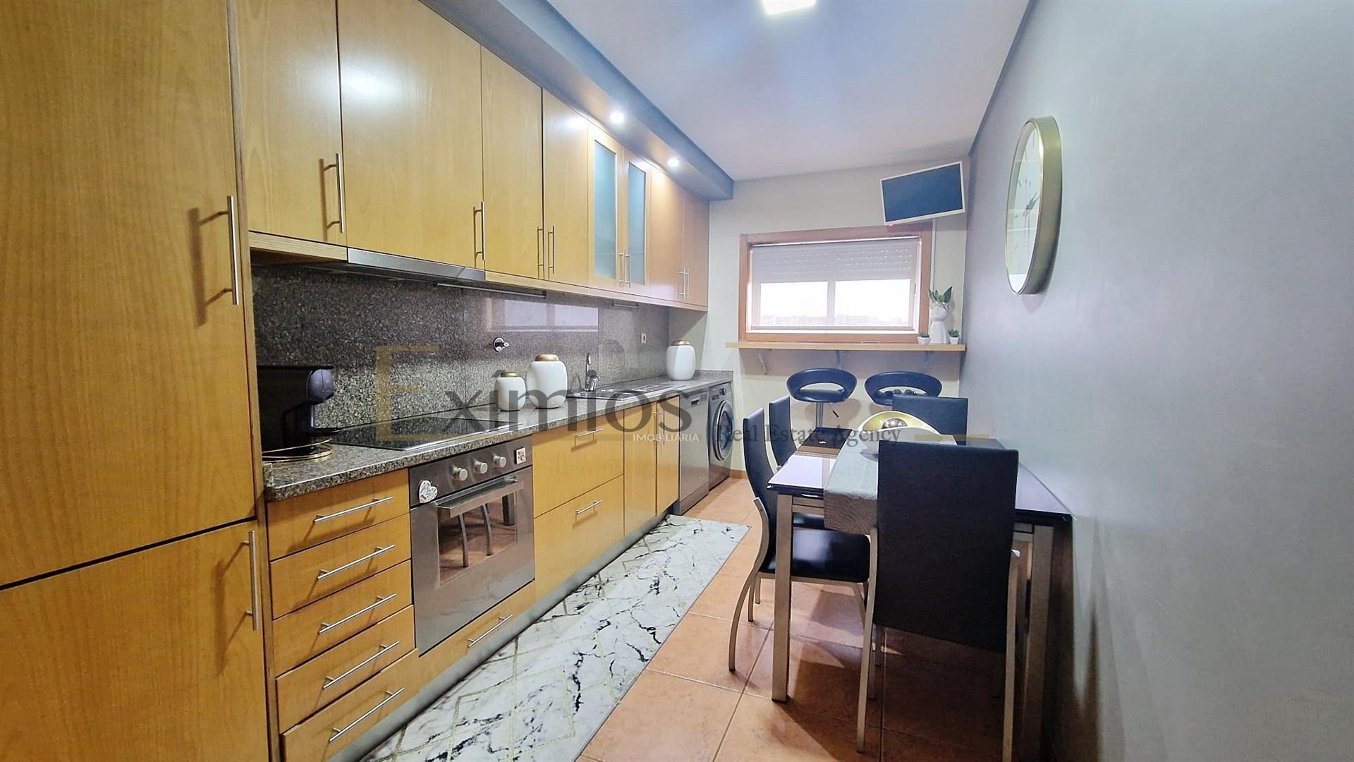 Apartamento T3 com garagem, em Argivai