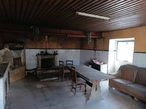 Moradia para Restaurar  Venda em Carvalhosa,Paços de Ferreira