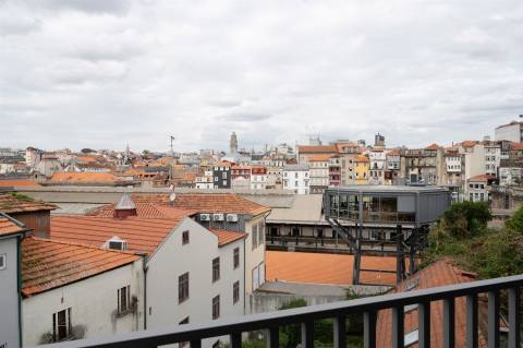 Apt. T1+1 c/ varanda a 190 mt  Est.do Metro S. Bento - Centro Histórico Porto