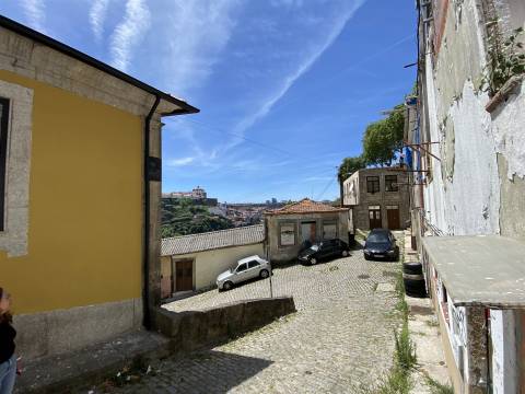 Prédio c/Projeto Aprovado. Vista sobre o Rio Douro. Zona Histórica do Porto
