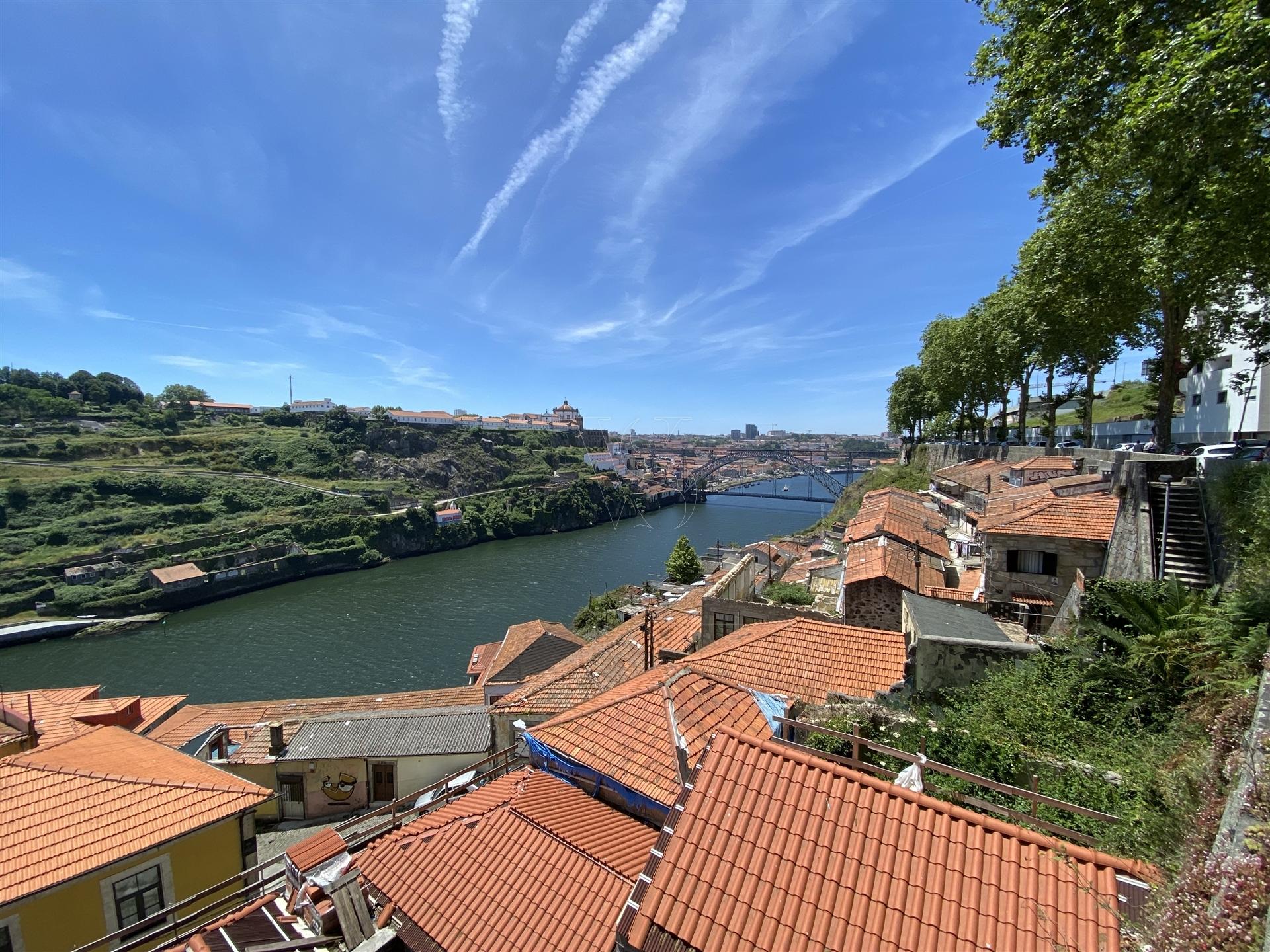 Prédio c/Projeto Aprovado. Vista sobre o Rio Douro. Zona Histórica do Porto