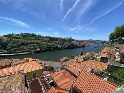 Prédio c/Projeto Aprovado. Vista sobre o Rio Douro. Zona Histórica do Porto