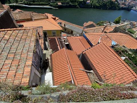 Prédio c/Projeto Aprovado. Vista sobre o Rio Douro. Zona Histórica do Porto