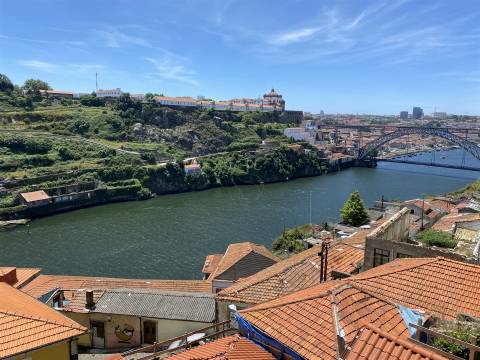 Prédio c/Projeto Aprovado. Vista sobre o Rio Douro. Zona Histórica do Porto