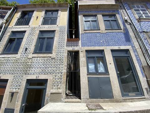 Prédio c/Projeto Aprovado. Vista sobre o Rio Douro. Zona Histórica do Porto