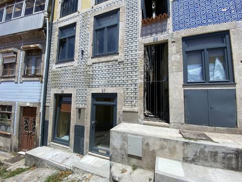 Prédio c/Projeto Aprovado. Vista sobre o Rio Douro. Zona Histórica do Porto