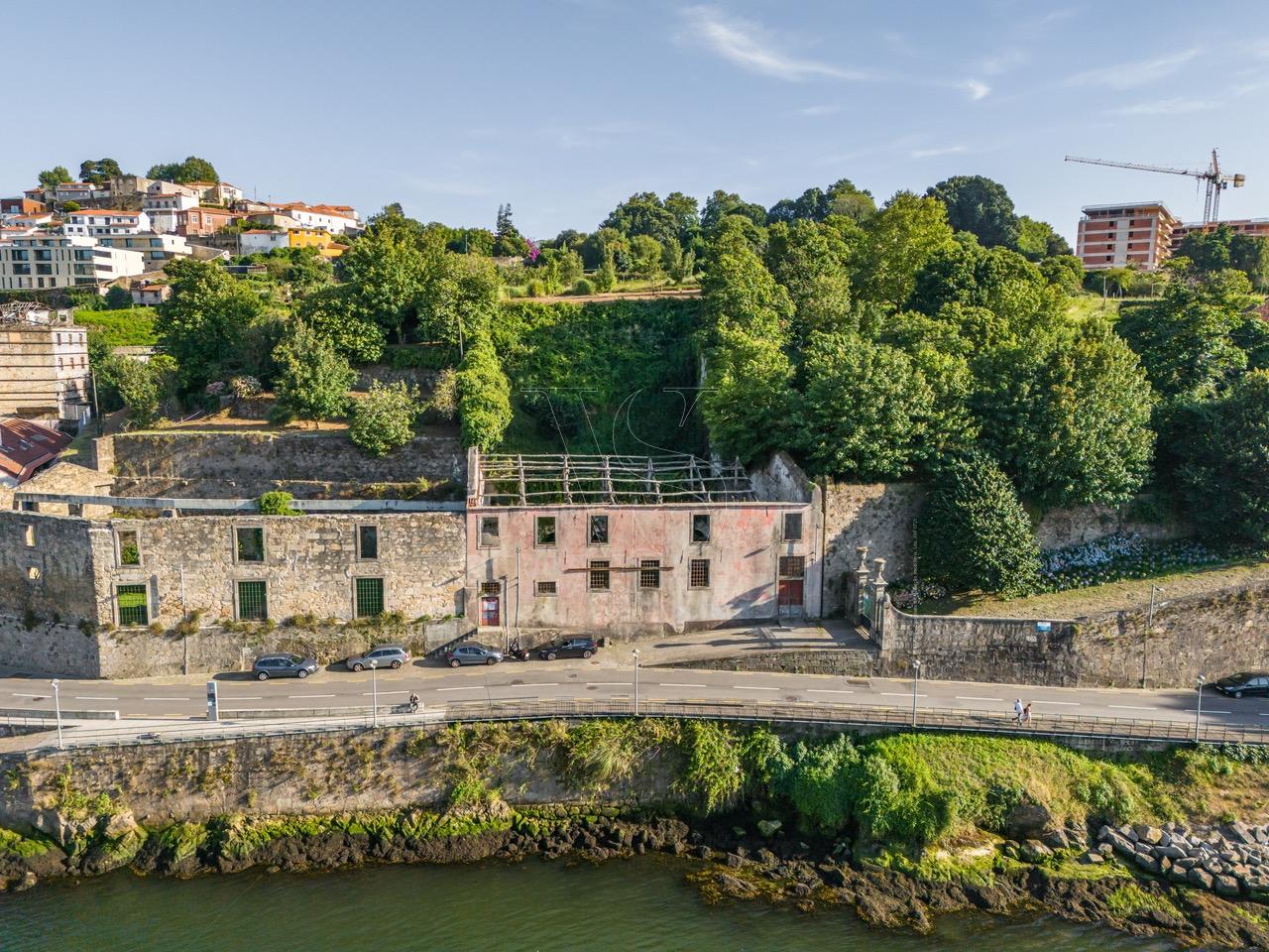 Prédio para reabilitar no CAIS CAPELO IVENS VN Gaia Porto
