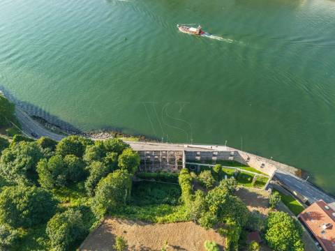 Prédio para reabilitar no CAIS CAPELO IVENS VN Gaia Porto