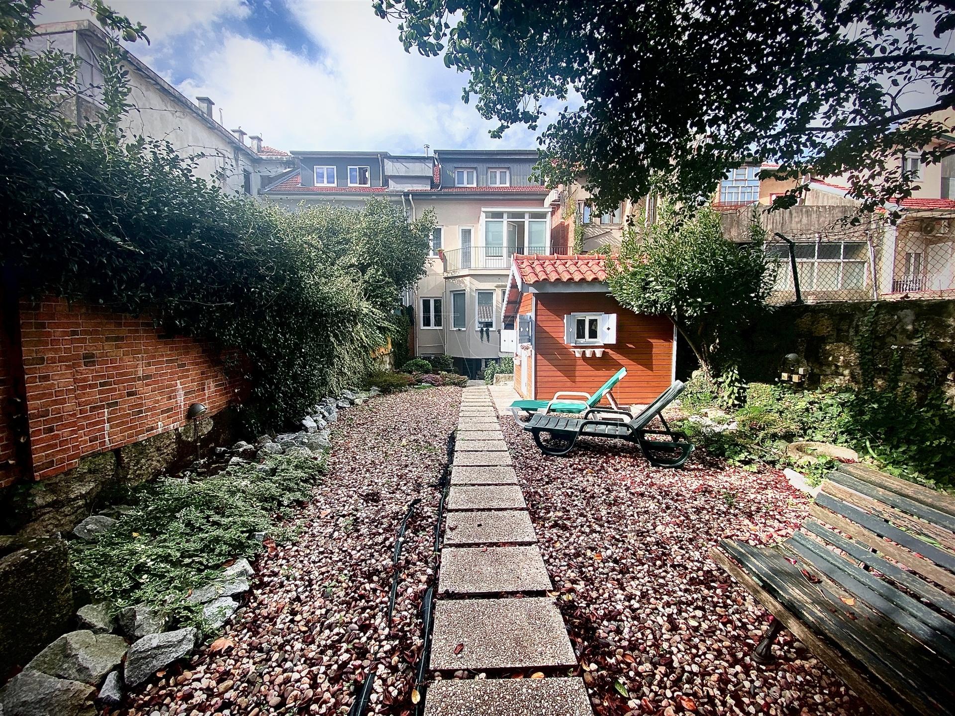 Moradia com 4 Suites e Jardim Privativo – 80 m do Metro do Marquês -  Porto