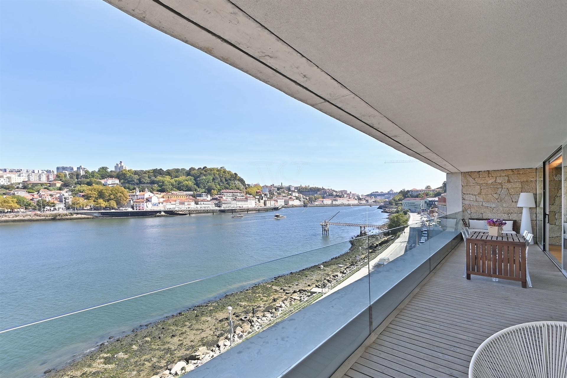 T4 em 1ª Linha de Rio com Vista sobre a Cidade do Porto e Varanda c/ 20 m2.
