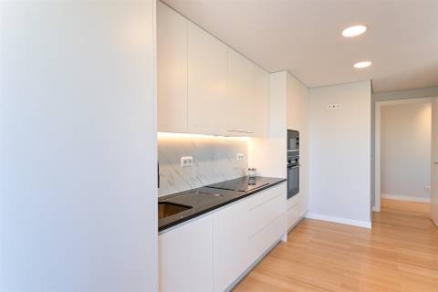 Penthouse Única no Porto com Terraço Panorâmico, Jacuzzi e Vistas Deslumbrantes.