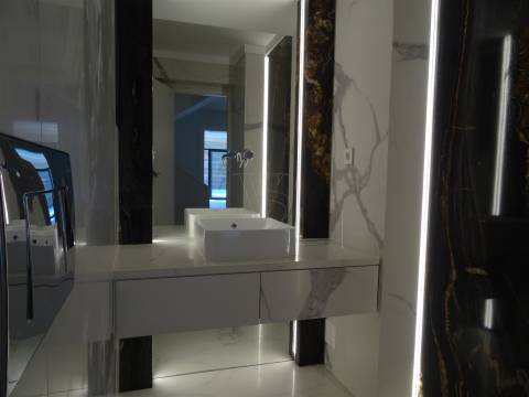 Elegância Discreta, Conforto Absoluto — Moradia V5 com Piscina em Cristo Rei, Porto