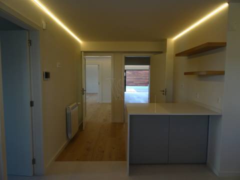 Elegância Discreta, Conforto Absoluto — Moradia V5 com Piscina em Cristo Rei, Porto