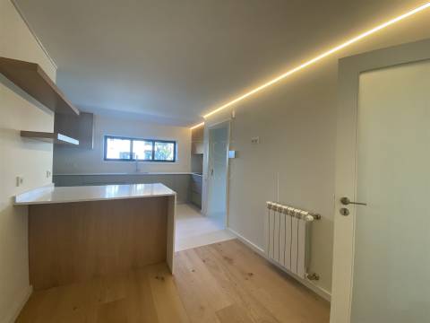 Elegância Discreta, Conforto Absoluto — Moradia V5 com Piscina em Cristo Rei, Porto