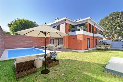 Elegância Discreta, Conforto Absoluto — Moradia V5 com Piscina em Cristo Rei, Porto