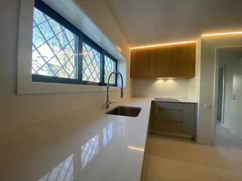 Elegância Discreta, Conforto Absoluto — Moradia V5 com Piscina em Cristo Rei, Porto