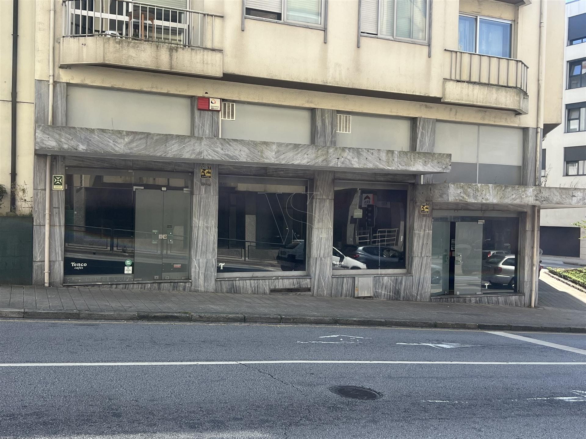 LOJA COM ELEVADA VISIBILIDADE PARA ARRENDAMENTO -  377 m² - PORTO