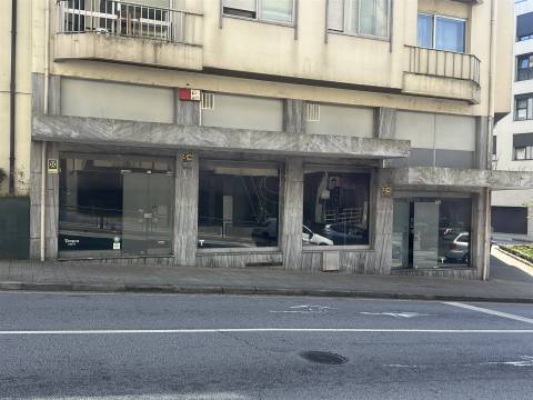LOJA COM ELEVADA VISIBILIDADE PARA ARRENDAMENTO -  377 m² - PORTO