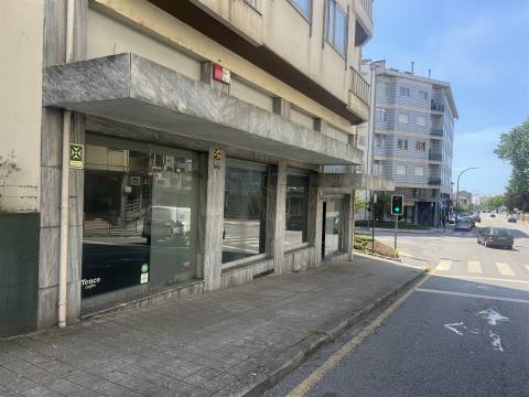 LOJA COM ELEVADA VISIBILIDADE PARA ARRENDAMENTO -  377 m² - PORTO