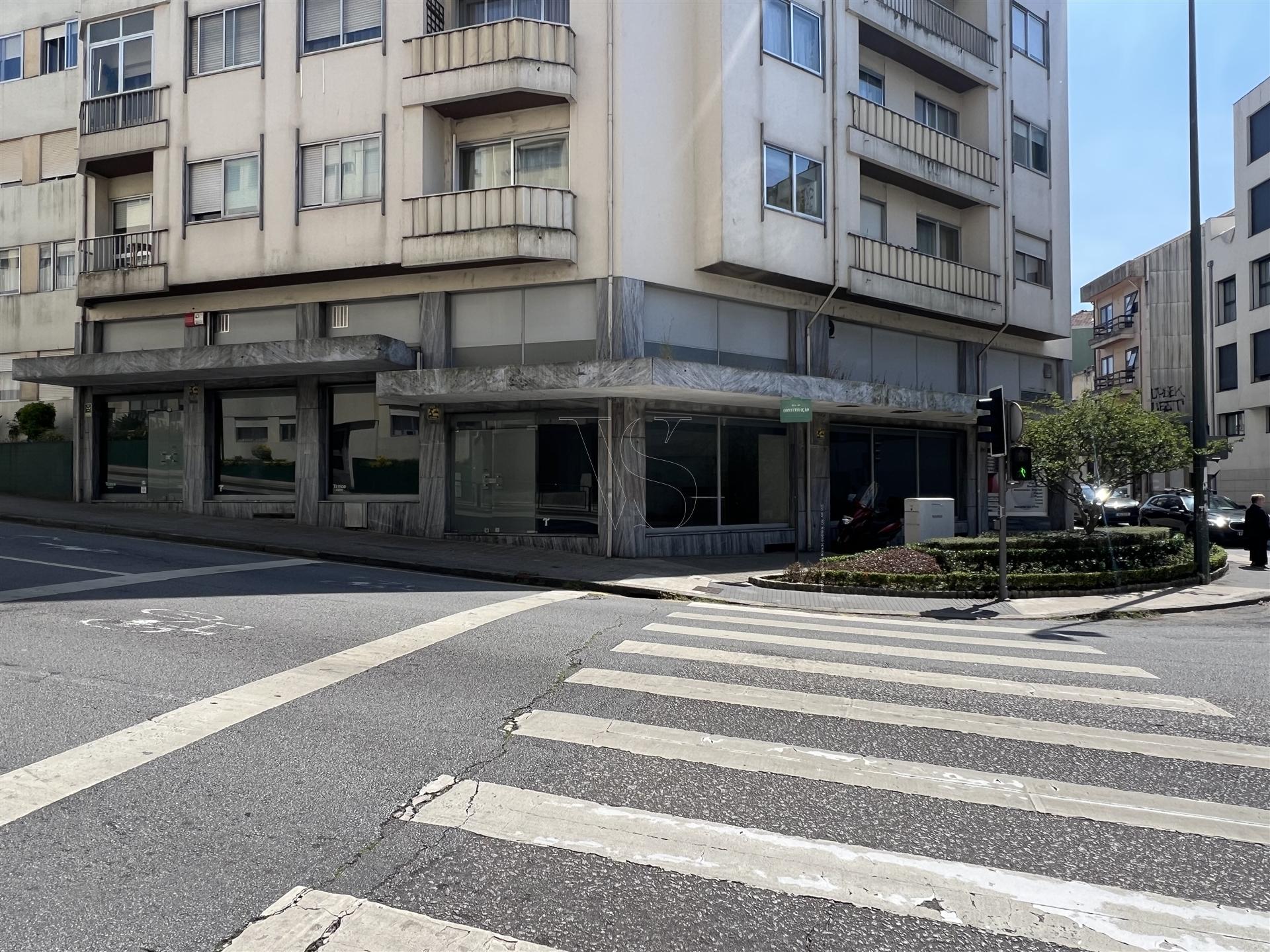 LOJA COM ELEVADA VISIBILIDADE PARA ARRENDAMENTO -  377 m² - PORTO
