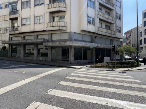 LOJA COM ELEVADA VISIBILIDADE PARA ARRENDAMENTO -  377 m² - PORTO