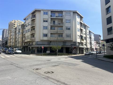 LOJA COM ELEVADA VISIBILIDADE PARA ARRENDAMENTO -  377 m² - PORTO