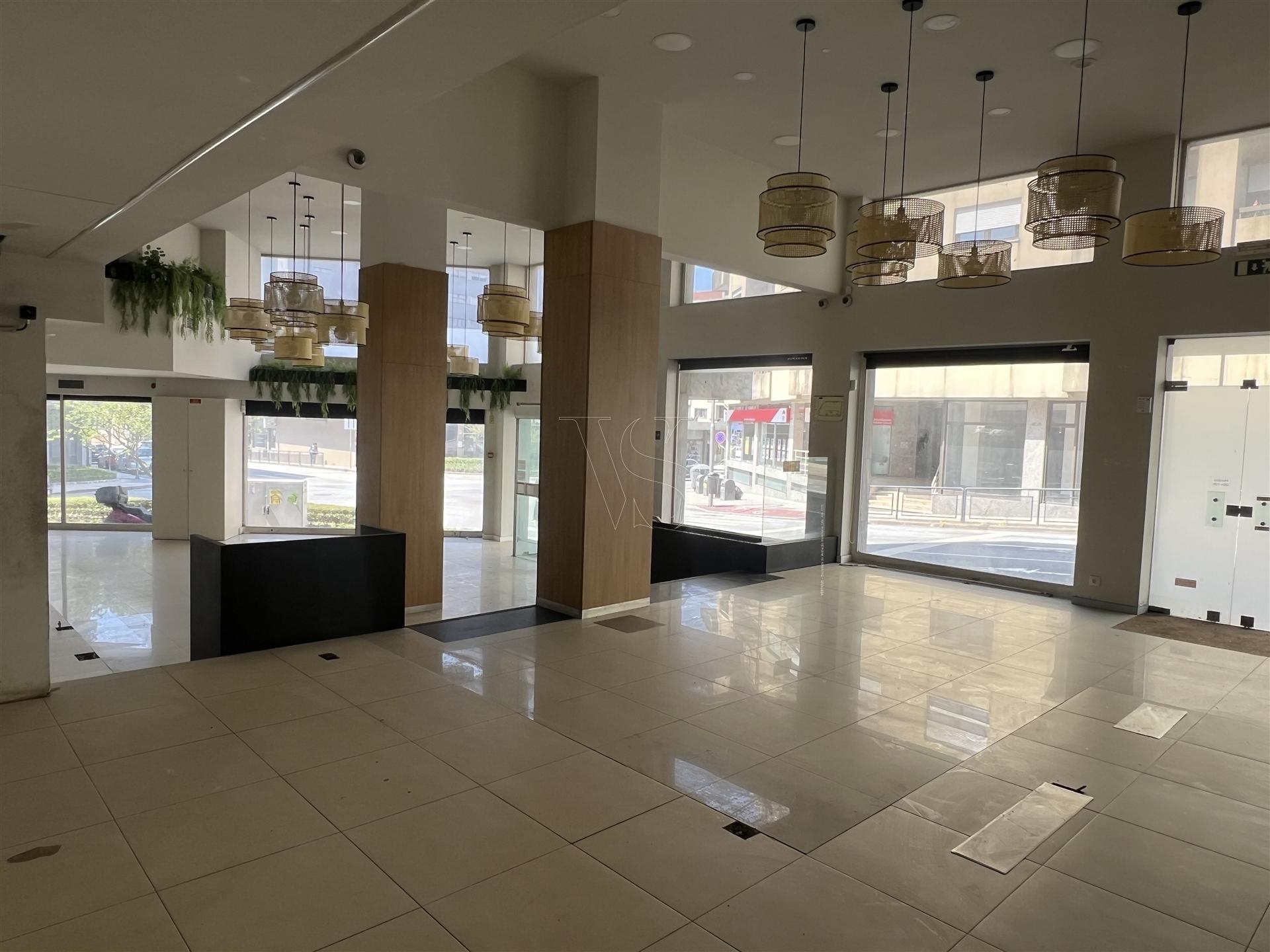 LOJA COM ELEVADA VISIBILIDADE PARA ARRENDAMENTO -  377 m² - PORTO