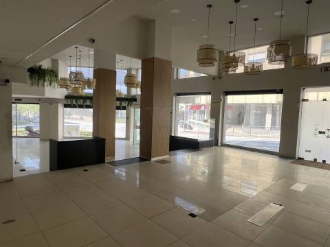 LOJA COM ELEVADA VISIBILIDADE PARA ARRENDAMENTO -  377 m² - PORTO