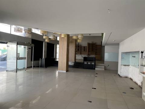 LOJA COM ELEVADA VISIBILIDADE PARA ARRENDAMENTO -  377 m² - PORTO