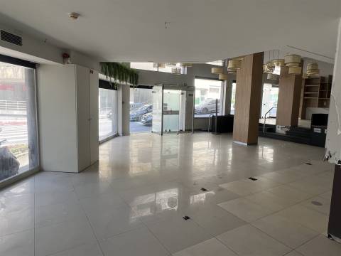 LOJA COM ELEVADA VISIBILIDADE PARA ARRENDAMENTO -  377 m² - PORTO