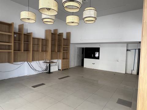 LOJA COM ELEVADA VISIBILIDADE PARA ARRENDAMENTO -  377 m² - PORTO