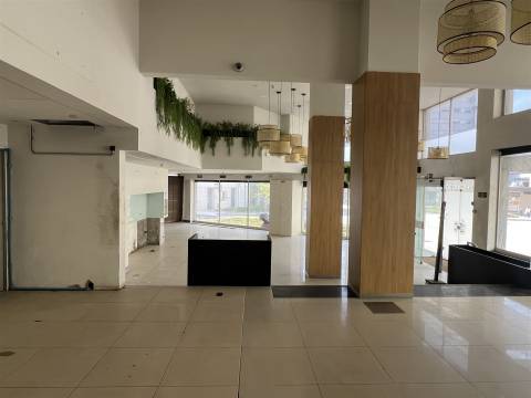 LOJA COM ELEVADA VISIBILIDADE PARA ARRENDAMENTO -  377 m² - PORTO